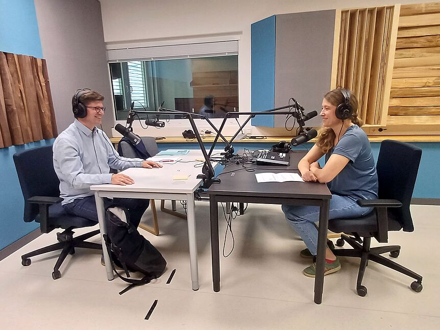 Interview im MediaLab mit Soziologe Michael Parzer und Paula Wojcik von der Universität Wien. Foto: M. Wittfeld